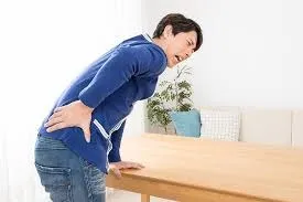 急性腰痛　臀部の痛み　４２歳　男性　会社員